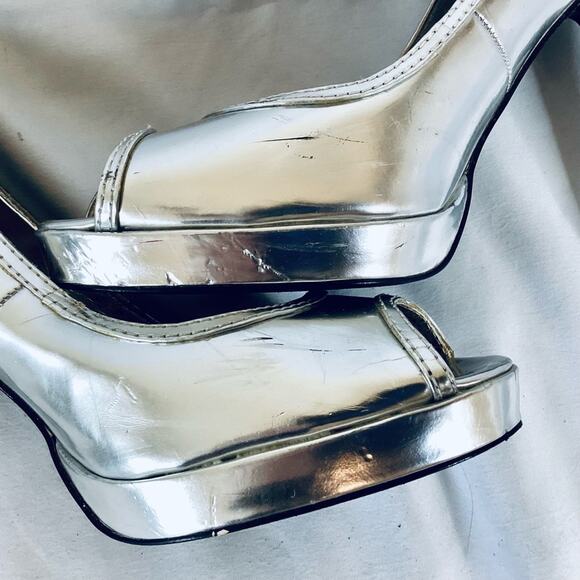 Colin Stuart Silver Peep Toe Pumps - Picture 10 of 10